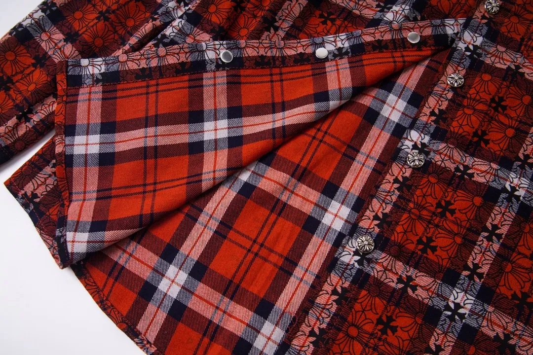 P240 Model No. Y650 CHROME HEARTS/CHROOME HEARTS CH All-over printed dark flower long-sleeved shirt. Custom-woven and dyed pure cotton sesame bottom plaid fabric. The finished fabric is then printed with dark flowers. The whole garment is hand-cut on the grid. The labor cost is high at the end of the year. Genuine leather hand-embroidered sleeves. High-quality distressed children's flower four-button buttons. The first batch on the entire network. Color: black red size: S-XL